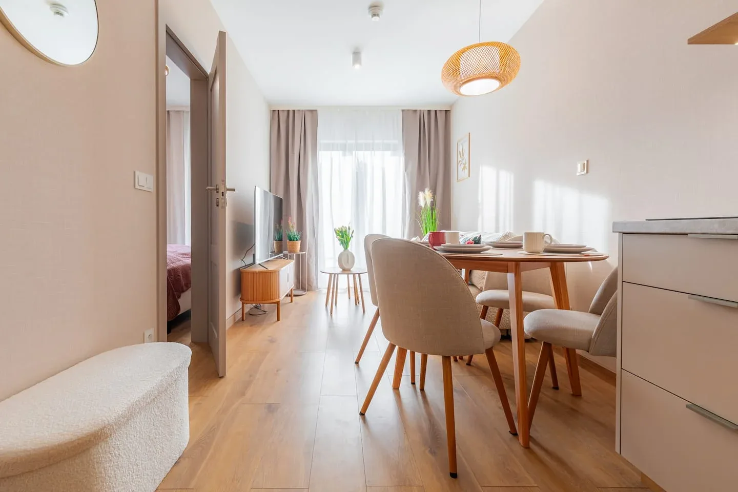 Jasny salon ze stołem i aneksem kuchennym w Belle View