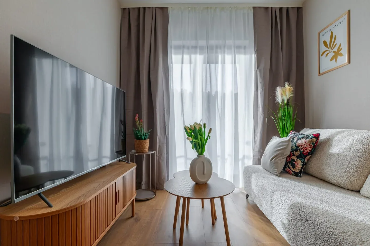 Obývací pokoj Belle View s pohovkou, televizí a vstupem na terasu