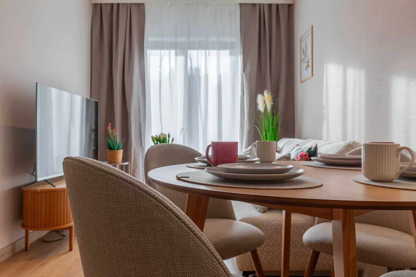 Stół w części dziennej apartamentu Belle View