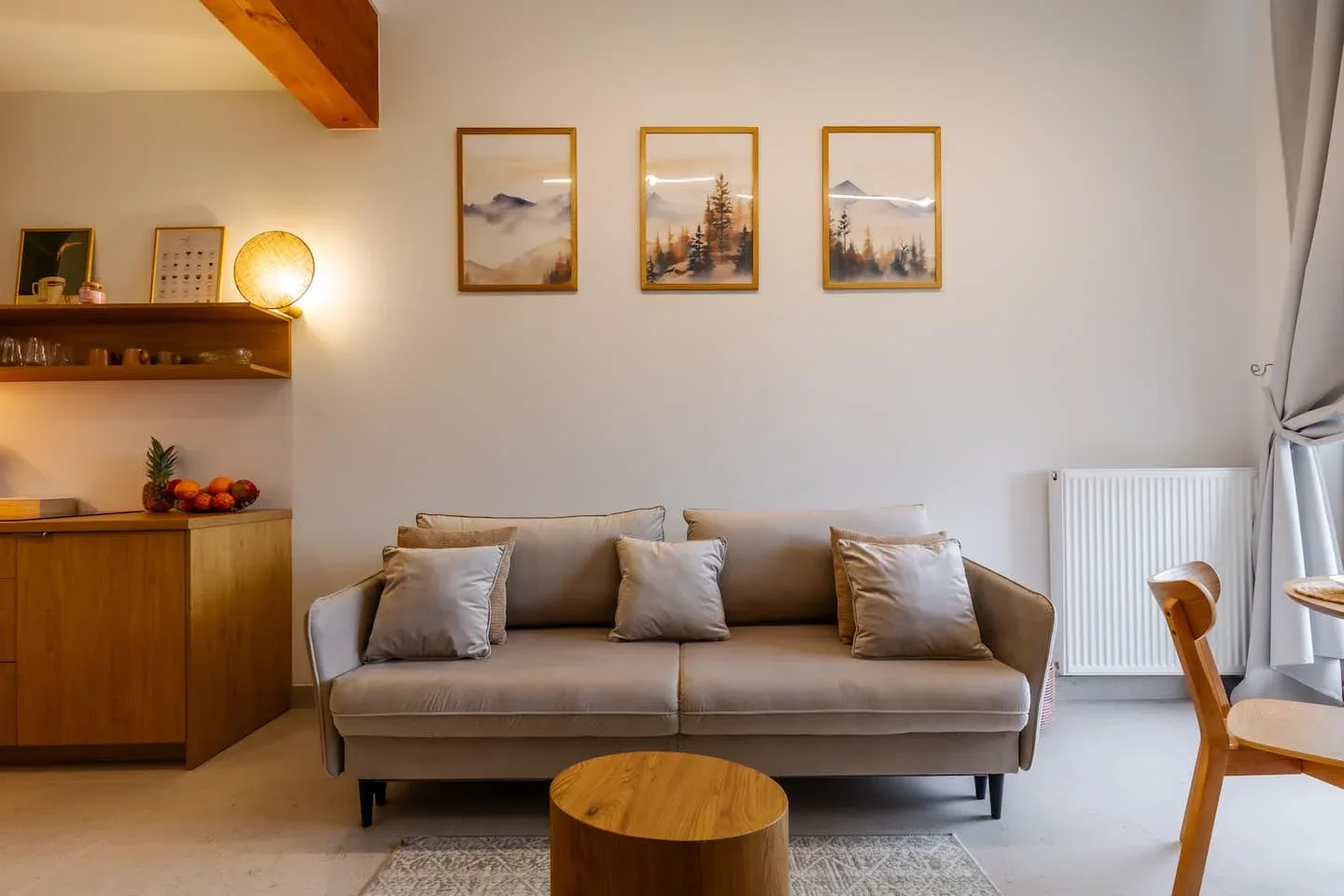 Sofa i aneks kuchenny w apartamencie Mariental